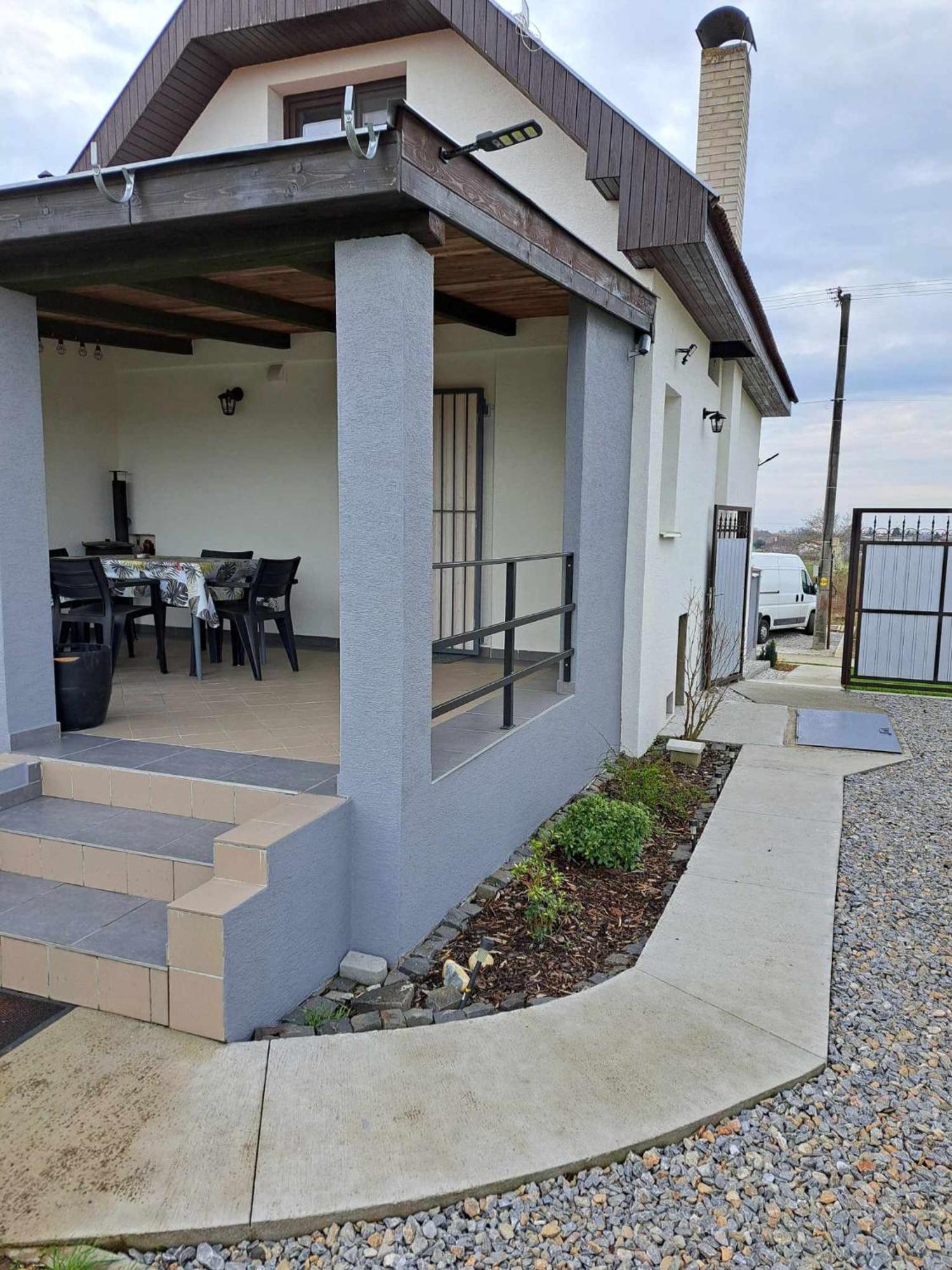 Grapeline Guesthouse Chotin Exterior photo
